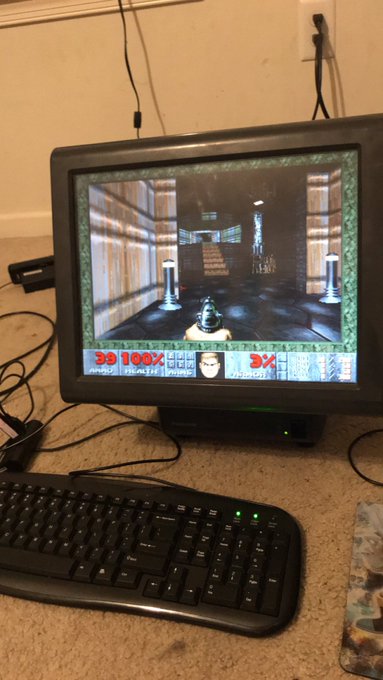 Gamer roda Doom em uma caixa registradora do McDonalds