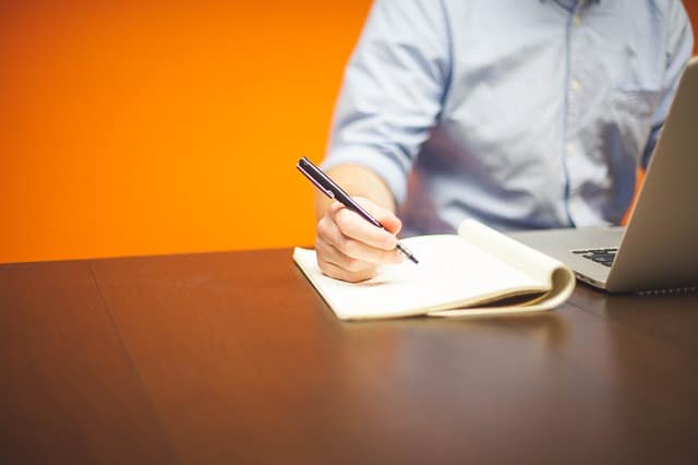 Estratégias de Conteúdo para Usar em E-mail Marketing Com uma infinidade de informações na internet, a atenção do leitor é um recurso cada vez mais raro, não é mesmo? Afinal, não é fácil criar estratégias de conteúdo que engajem e motivem o leitor a ficar com você até o final! Para que seu e-mail não fique perdido no mar de opções da caixa de entrada, elencamos dicas de detalhes que não podem faltar na hora de escrever e-mails realmente persuasivos!
